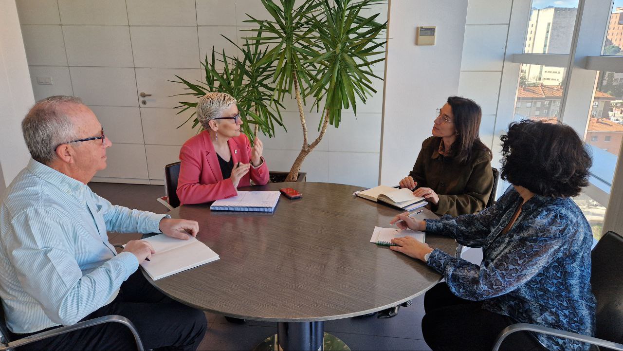 Reunión de la junta directiva de SAByAC, con la consejera de Salud de Asturias